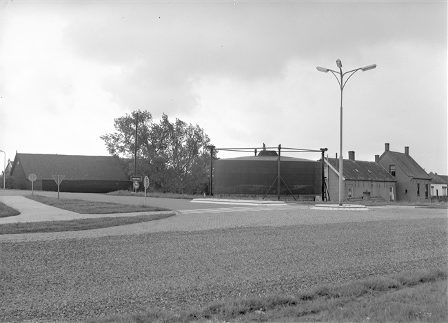 De nieuwe hoofdwaterkering met weg in 's-Gravendeel, 1961