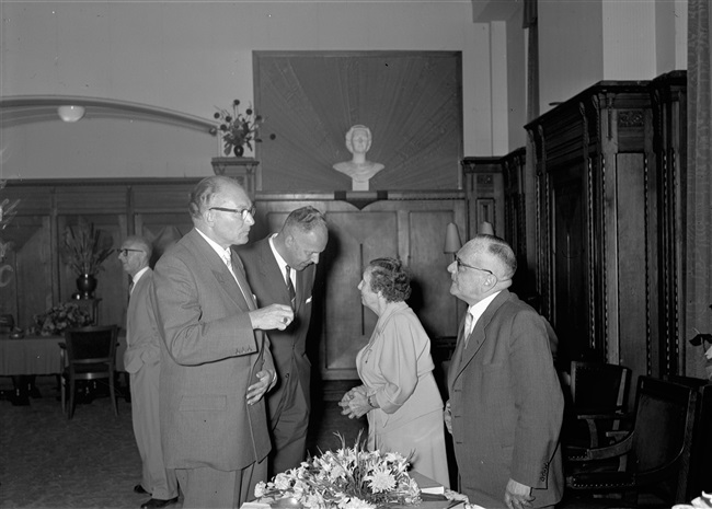 Afscheid van de heer Knaape, medewerker van de provincie Zuid-Holland. Het afscheid vindt plaats in het gebouw aan het Korte Voorhout 1.