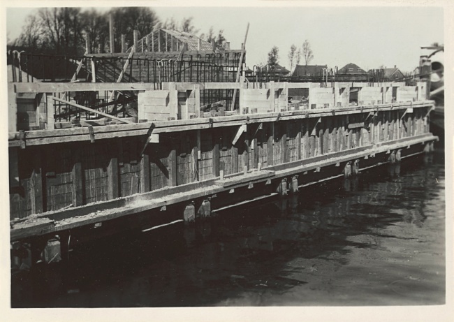 Pijlerbouw Hooghkamerbrug tussen Leiden en Voorschoten, 1947