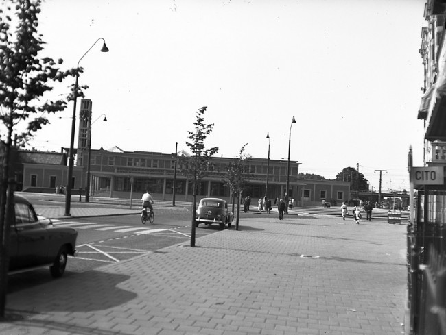 Stationsgebouw van de Nederlandse Spoorwegen. De foto is waarschijnlijk gemaakt tussen 1946 en 1952.