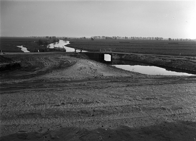 Aanleg van de (drijvende) weg nr. 29 tussen Gouda, Stolwijk en Bergstoepseveer, door de Provinciale Waterstaat in Zuid-Holland.