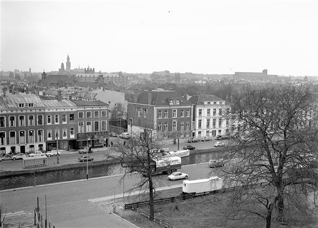 Uitzicht op de Koningskade en de Koninginnegracht vanaf het in aanbouw zijnde provinciehuis.
