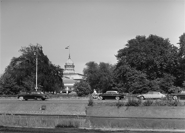 De Koningskade met op de achtergrond het Moorse Paleis (hoofdgebouw) van de vroegere Haagsche Dierentuin.