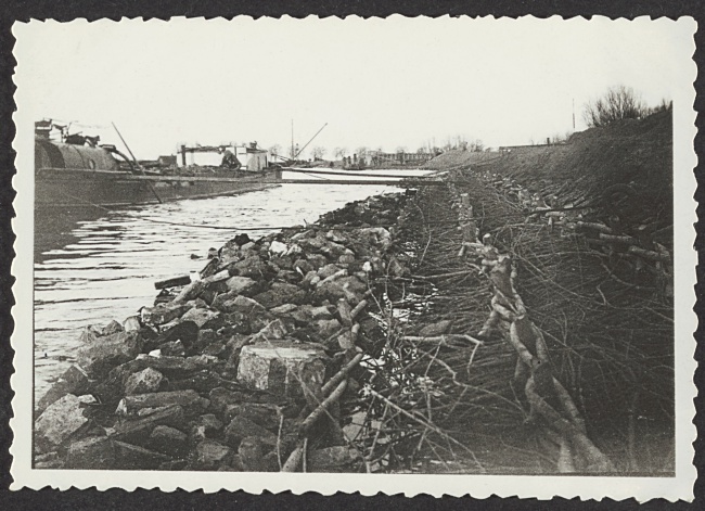 Aanleg oeverbescherming langs de Zijl bij Leiderdorp, 1935