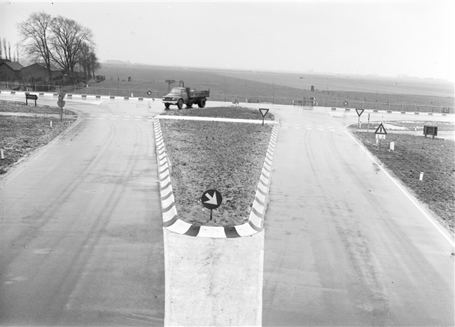 Kruising Provincialeweg/N209 en Hogeveenseweg/S22, 1966
