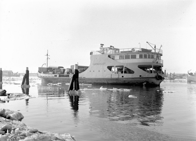 De veerboot Haringvliet die de veerdienst onderhield tussen Hellevoetsluis en Middelharnis.