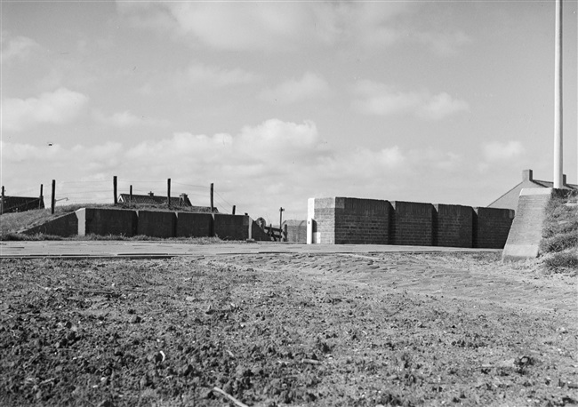 Coupure in de Zanddijk in 's-Gravenzande, 1957