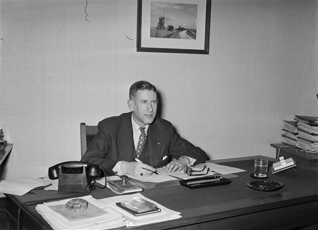 De heer Van Dokkum, medewerker van de provincie Zuid-Holland, in zijn werkkamer.