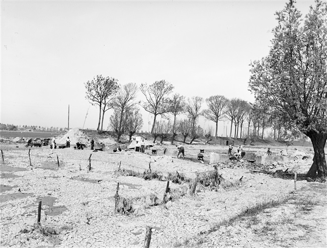 Watersnoodramp 1953. Herstelwerkzaamheden bij de Schenkeldijk.