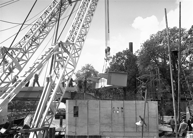 Een drijvende bok plaatst de bovenbouw van de eerste St. Sebastiaansbrug.