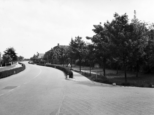 De aansluiting van de Hoogstraat met de huidige N228
