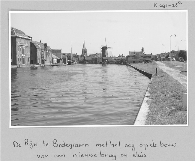 Korenmolen De Arkduif aan de Oude Rijn in Bodegraven, 1969