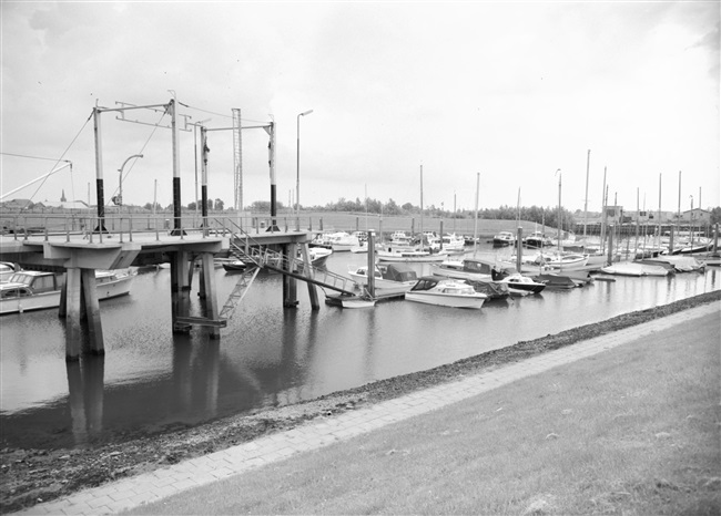 Recreatieschap de Oude Maas met een binnendijkse haven.