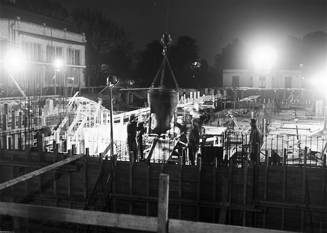 's Nachts storten betonstorters met een betonkubel de kelderwanden van het nieuwe provinciehuis.