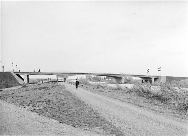 Opening van de Drechtbrug (N207) over de Drecht bij Leimuiden.