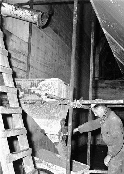 Beton voor keldervloer Sint Sebastiaansbrug in Delft, 1961