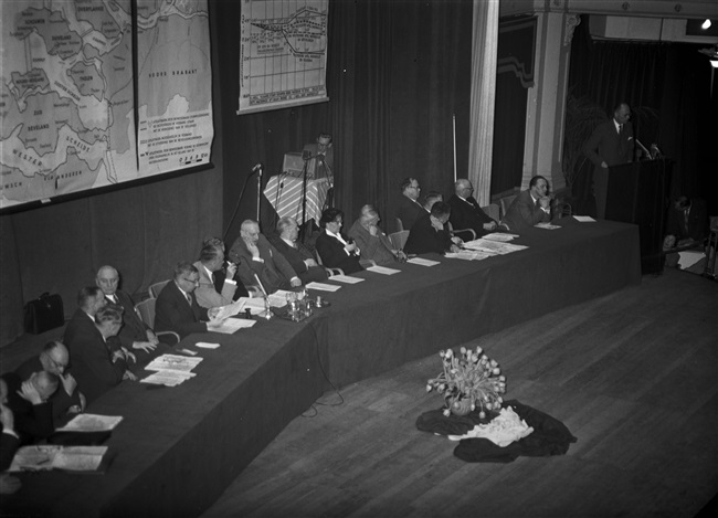 Het Deltaplan wordt besproken in het Kurhaus, 1956
