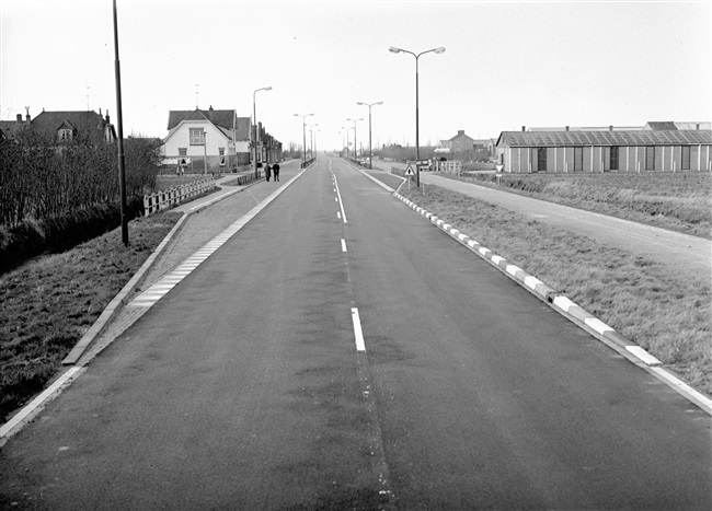De Stationsweg/S47/N498 in Oude-Tonge, 1961