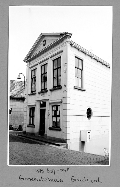 Gemeentehuis aan de Dorpsstraat in Gouderak, 1972