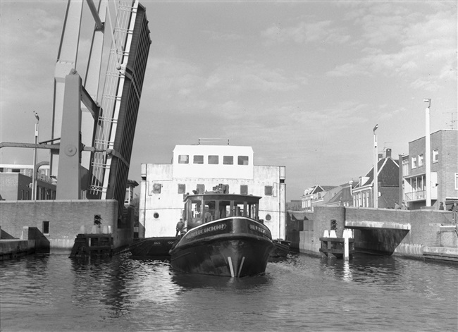 Sleepboot met dekhuis coaster in Alphen aan den Rijn, 1967