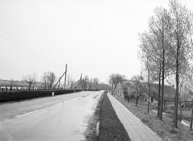 Provincialeweg West (N228) tussen Gouda en Haastrecht. Rechts een boerderij met huisnummer 39.