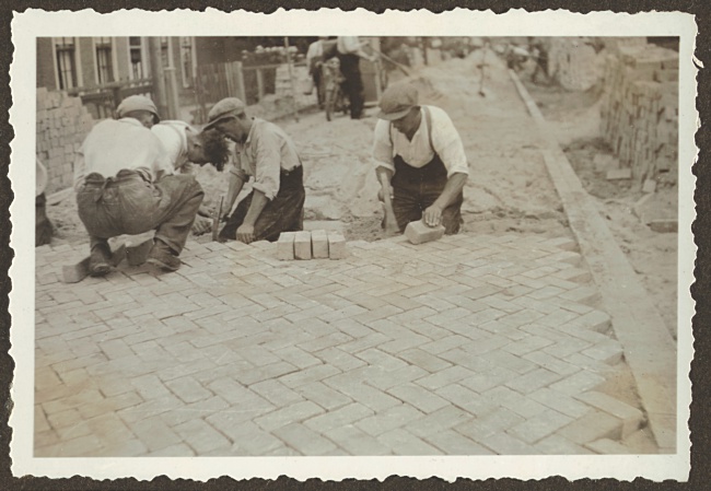 Van Klaverweijdeweg krijgt klinkerbestrating, Hoogmade, 1933