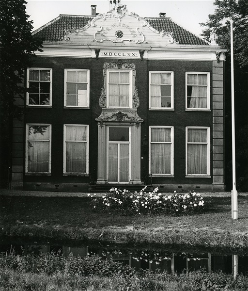 Huis Ter Wadding aan de Leidseweg in Voorschoten. De Provinciale Waterstaat gebruikte vanaf 1974 dit gebouw als districtskantoor. Vanuit dit kantoor werden het beheer en het onderhoud van de provinciale wegen in de regio gecoördineerd. De foto is gemaakt in 1971.
