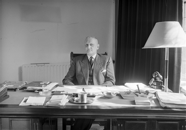 De heer mr. F.A. Helmstrijd, griffier van de Provinciale Staten van Zuid-Holland, in zijn werkkamer aan het Korte Voorhout.