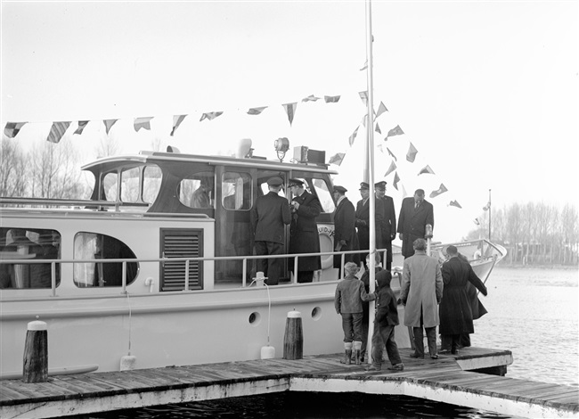 De Zuid-Holland, het Statenjacht van de provincie Zuid-Holland, maakt een proefvaart na de tewaterlating. Met dit jacht werden vaarwegen en kunstwerken geïnspecteerd. Dit zijn bruggen, tunnels, sluizen en duikers.