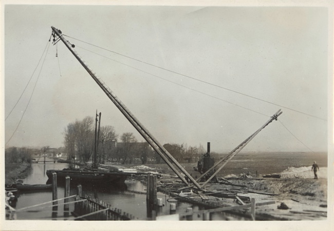 Bouw van Hooghkamerbrug tussen Leiden en Voorschoten, 1947