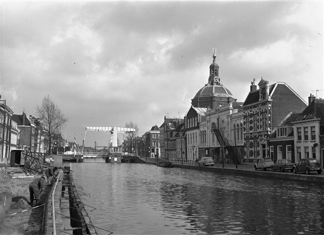De Marebrug over de Oude Vest in Leiden. Rechts de Marekerk en de Leidse Schouwburg.