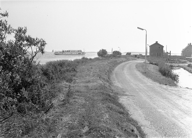 Fietspad nr. 35 langs het Braassemermeer. Door het aanleggen van fietspaden ontsluit de provincie Zuid-Holland gebieden voor recreatie.