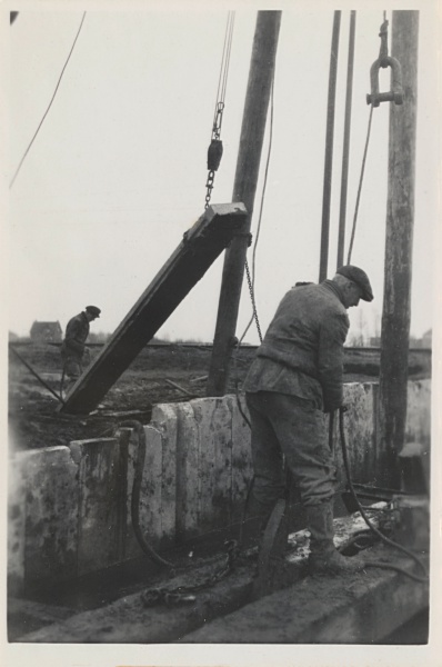 Heien voor duiker in de Gasthuiswetering in Leiden, 1947