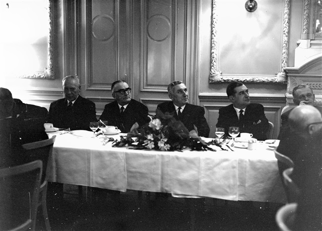 Na de 100e vergadering van het Interprovinciaal Overleg (IPO) in het provinciehuis, volgt een diner in Hotel Des Indes.