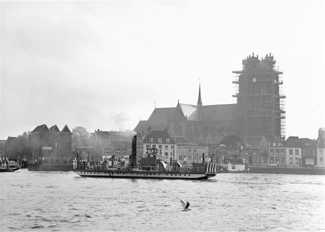 De veerpont die de veerdienst onderhield tussen Zwijndrecht en Dordrecht over de Oude Maas. Op de achtergrond de Grote Kerk of Onze-Lieve-Vrouwekerk.
