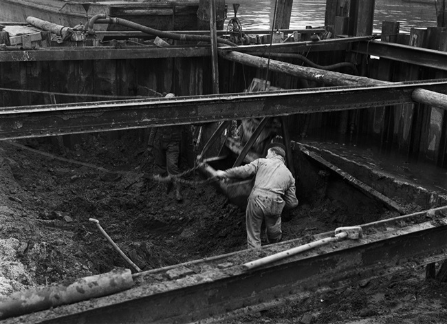 Werkput voor de bouw van de 's-Molenaarsbrug. Met een dragline wordt de put uitgebaggerd, waarna de eerste palen kunnen worden ingeslagen.