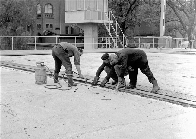 Monteurs aan het werk bij de bouw van de eerste St. Sebastiaansbrug. Links het bedieningshuis.