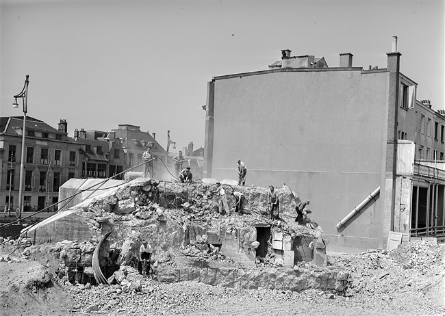 Een bunker uit de Tweede Wereldoorlog wordt gesloopt. Het provinciehuis komt op dit terrein van de Haagse Dierentuin aan de Koningskade.