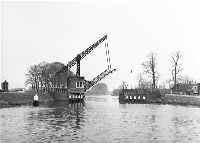 De oude Lammebrug over het Rijn-Schiekanaal, tussen Leiden en Zoeterwoude. In 1959 is de brug gesloopt en vervangen door een grotere verkeersbrug, een basculebrug.