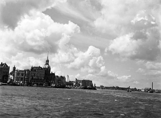 Stadspoort van Dordrecht bij het drierivierenpunt van de Beneden-Merwede, de Noord en de Oude Maas.