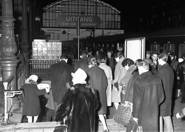 Reizigers op station Den Haag Hollands Spoor