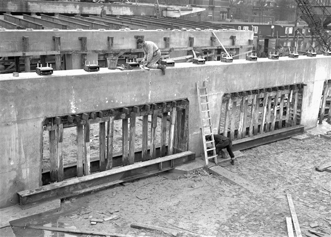 De Sint Sebastiaansbrug wordt gebouwd in Delft, 1962