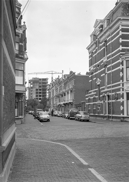 Aan het einde van de straat is de rechter kopgevel van het nieuwe provinciehuis te zien.