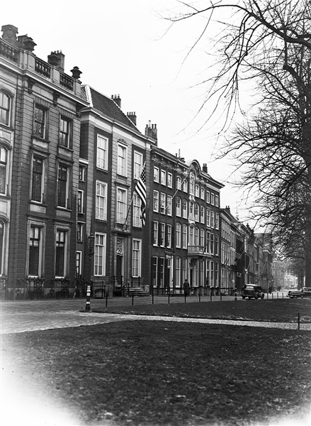 Het Lange Voorhout met links het voormalige gebouw van de Amerikaanse ambassade.