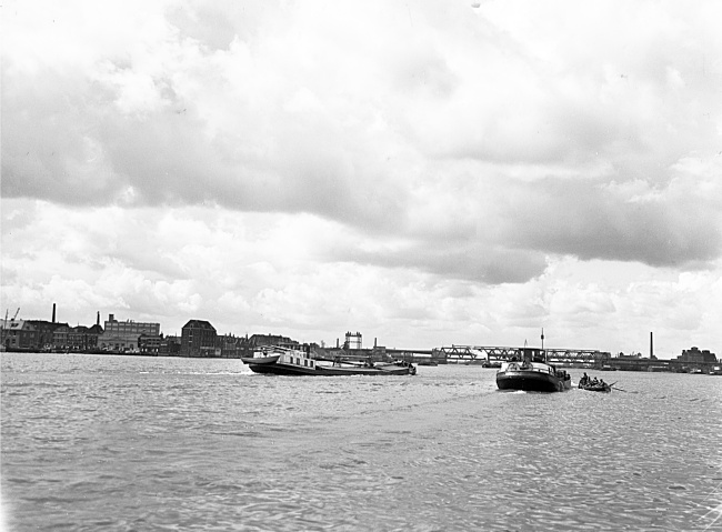 Oude Maas met de spoorbrug en Stadsbrug, 1951