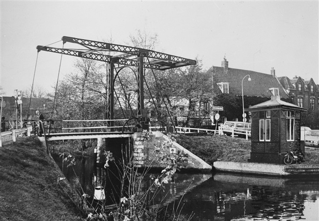De Kerkbrug over het Rijn-Schiekanaal, beter bekend als de Vliet, in Voorburg. De foto is waarschijnlijk gemaakt tussen 1960 en 1970.