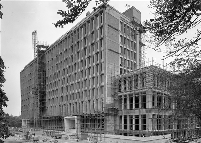 De gemonteerde grijze natuursteen basaltlava aan de voorgevel van de hoogbouw van het nieuwe provinciehuis. Na 1995 is dit gebouw vervangen door nieuwbouw.