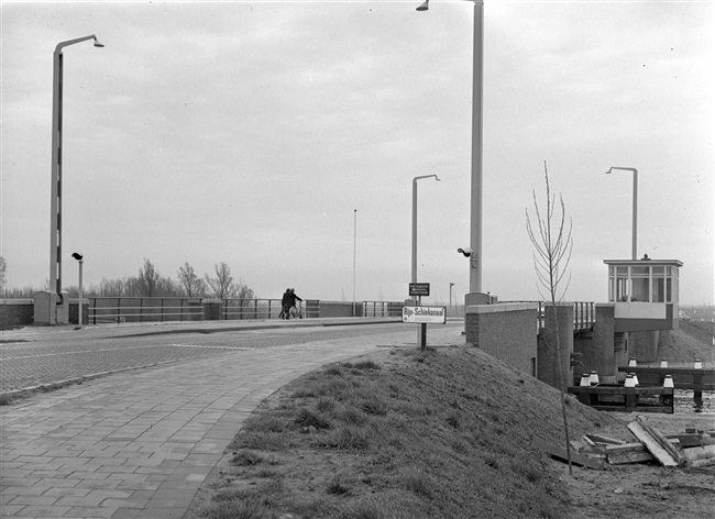 De Lammebrug over het Rijn-Schiekanaal. De nieuwe basculebrug heeft een doorvaartwijdte van 10.50 m en is tussen de leuningen 15 m breed. De brug is onderdeel van de N206 tussen Leiden en Zoeterwoude.