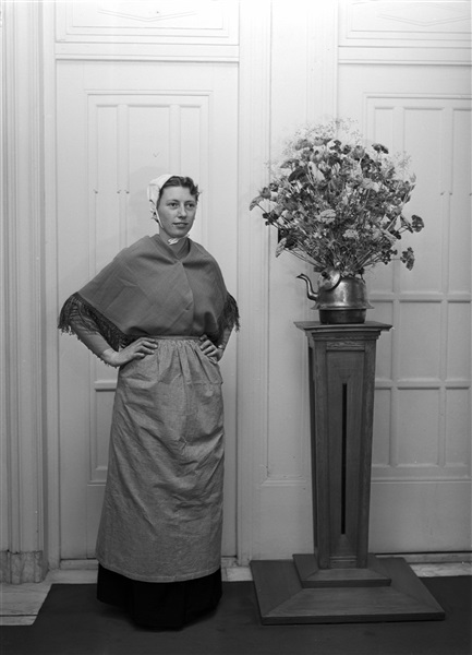 Vrouw in klederdracht op de Deltadag in het Kurhaus, 1956