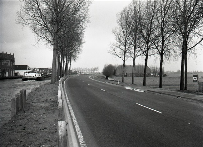 De Henegouwerweg (huidige N207) tussen Waddinxveen en Boskoop langs de Gouwe.